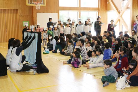 100人を超す親子でいっぱいの会場