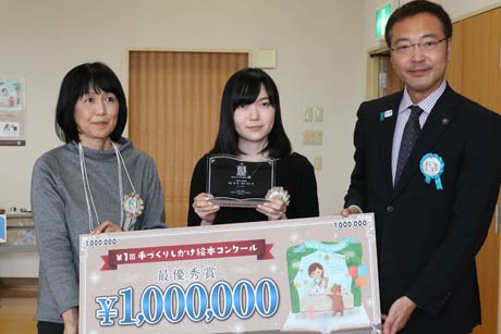 国定三条市長と並んで