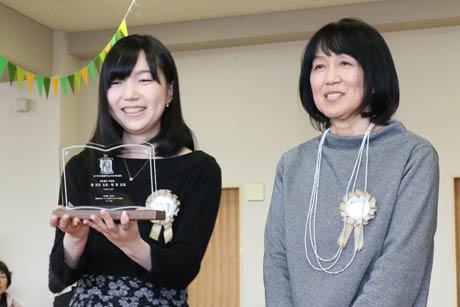 手づくりしかけ絵本コンクールの一般の部で最優秀賞に選ばれた『ちいさなめ』の作者、延近里美さん(右)とその長女萌さん