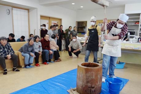 「長久の家」で三条ローターアクトクラブがもちつき大会