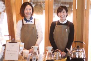 22日の三条スパイス研究所の「あさイチごはん」でコーヒーをサーブした「The Coffee Table」の平原さん(左)と堤さん