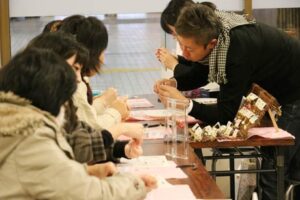 「燕三条Wing」は22日、和紙でオリジナルのイヤーアクセサリーを作るワークショップ