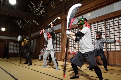 「節分」の2月3日に向けて毎夜、本成寺本堂で練習する本成寺鬼踊り奉賛会