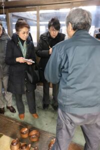 玉川堂を訪問したグランド ハイアット東京コンシェルジュの阿部佳さん