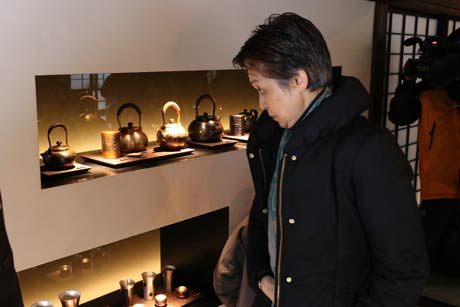 玉川堂の鎚起銅器製品を見学