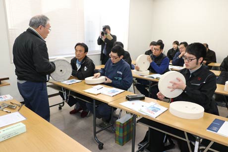第1期ナイフ技能研修、バフの慣らしから学ぶ