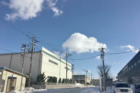 燕市・磨き屋一番館前で青空