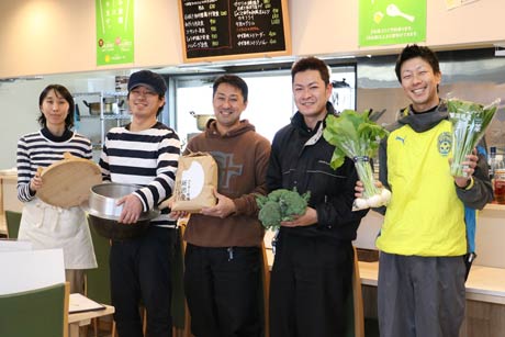 キママニ食堂で左から斉藤店主夫婦、亜倶璃さんじょうのふたり、内山農園の内山さん