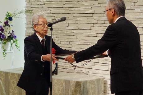 三条市長代理に長谷川正美経済部長から平成28年度卓越した技能者「現代の名工」の表彰状を受ける池田慶郎さん