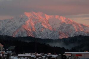 夕焼けに染まって夜は冷え込みブラックアイスバーン