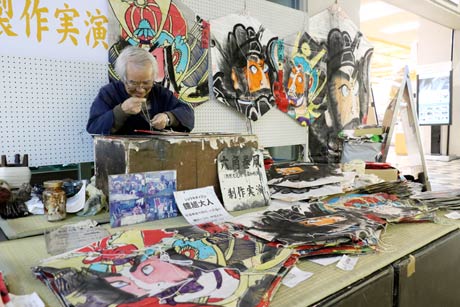  道の駅「燕三条地場産センター」で行われている三条六角巻凧の製作実演
