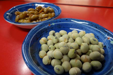 右手前が福豆、左奥がチャーハンと合わせるためにしょうゆ味の煮豆にしたもの