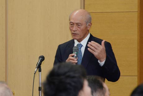 講演する室伏氏