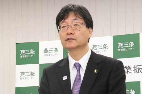 燕三条地場産業振興センター理事長の鈴木力燕市長が定例記者会見