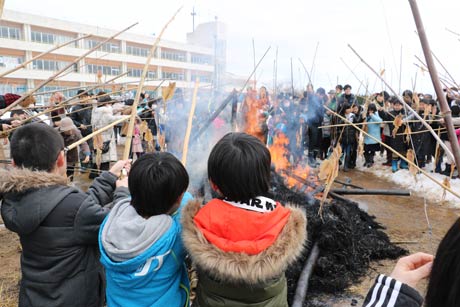 三条市立栄北小学校でPTA主催の新年の集いの塞の神まつり
