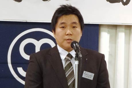  三条エコノミークラブ臨時総会であいさつする第52代会長の矢島直樹さん