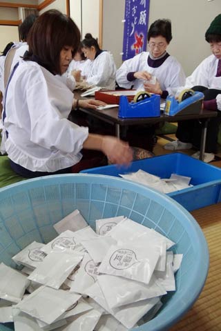 福豆の袋詰めを行う本成寺婦人会