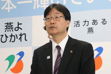 定例記者会見を行う鈴木燕市長