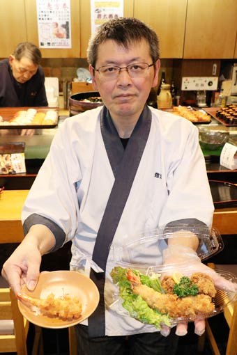  寿司割烹「惣六」の右が鬼の金棒と鉄球に見立てたジャンボエビフライと鳥のから揚げ、左が一般的なサイズのエビフライ