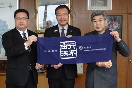 左からNPO三条市成人式サポート協会の大野副代表、国定市長、松永代表