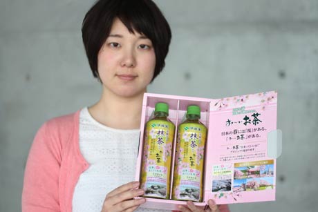 伊藤園が発売したサクラと大河津分水を含む「日本さくら名所100選の地」をデザインした季節限定パッケージの「お～いお茶」