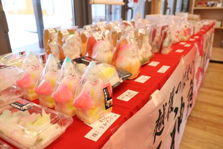 道の駅国上で開かれている天神講菓子展