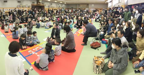 保護者もカメラの撮影に忙しくぎっしりの会場