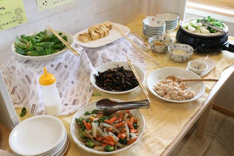 地元野菜をふんだんに使った食べ放題の総菜