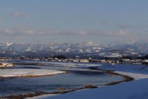 三条市福岡付近から五十嵐川の向こうに白く輝く下田地域の山々