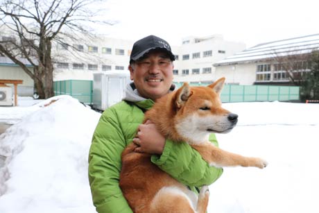 山鳩コンサートの言い出しっぺの中條さん、三条小を背に