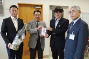左からいい湯らていの佐野企画担当部長、三森とおるさん、いい湯らていの渡辺温泉部門担当課長、小林三条市社会福祉協議会事務局長