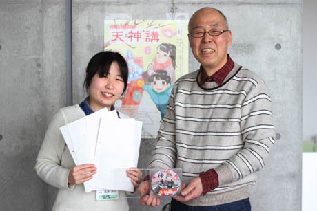 動画「越後つばめの天神講」第2弾を制作した左が絵コンテとナレーション担当の長井さん、右が撮影、編集した川崎さん