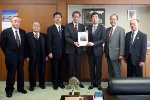 国道116号吉田バイパス整備促進協議会の中央要望、左から濱田副会長、河合副会長、鈴木市長、美内会長、田中国交副大臣、細田衆院議員、田中副会長