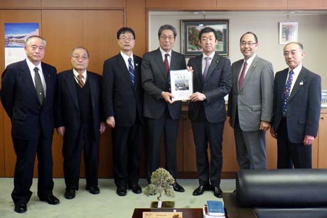 国道116号吉田バイパス整備促進協議会の中央要望、左から濱田副会長、河合副会長、鈴木市長、美内会長、田中国交副大臣、細田衆院議員、田中副会長
