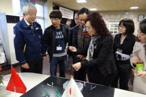 三条市と友好協力関係の中国重慶市巴南区一行が三条市を訪問してマルト長谷川工作所を視察