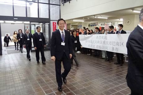 市役所玄関ホールで横断幕を掲げて一行を歓迎