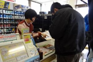 三条署がセブン-イレブン三条北入蔵店で行った特殊詐欺被害防止のための声かけ訓練