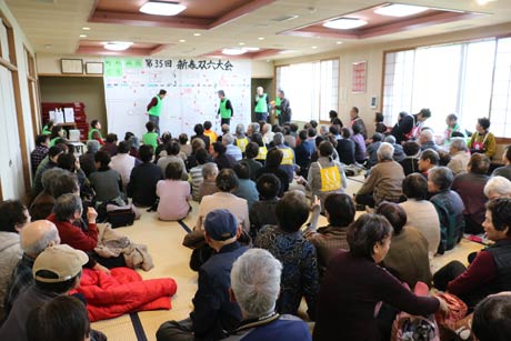 参加者でいっぱいの会場