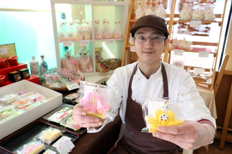 新製品の天神講の菓子2種類を手に白根屋の更科さん
