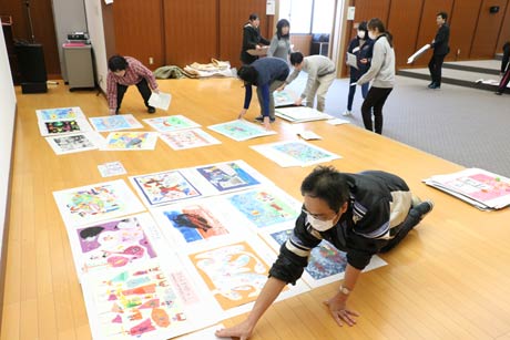 三条市幼小中美術展の展示作業