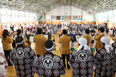 約300人が来場した山鳩コンサートで校歌の大合唱でフィナーレ