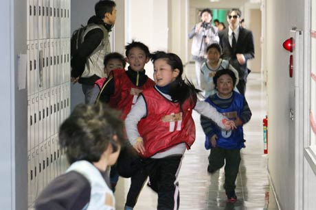 第6回ゆきんこカップの逃走中ゲームで全速力で走ってハンターから逃げる子どもたち