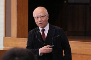 小池中学校の「糸半プロジェクト」のゲストティーチャーによる特別校絵会で講演する中野科学の中野社長