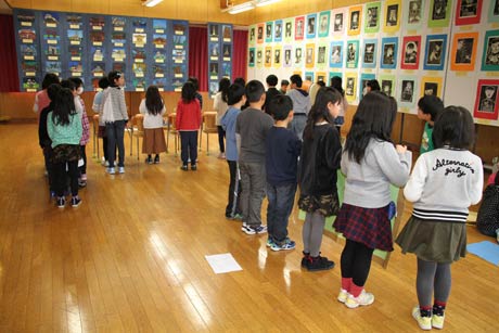 13日、古町6番町での発表に向けて練習する月岡小3年生