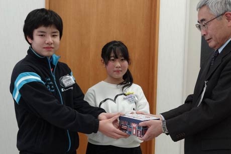 左から月岡小の高浪さん、岡田さん、三条市社会福祉協議会の小林事務局長