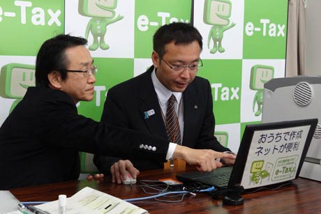「e-Tax」で確定申告を行う国定市長