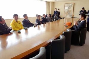 三条中央ライオンズクラブと三条ライオンズクラブが三条市にAED1台を寄付
