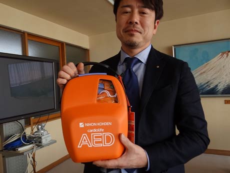 寄付したAEDと三条中央ライオンズクラブの蝶名林市民委員会委員長