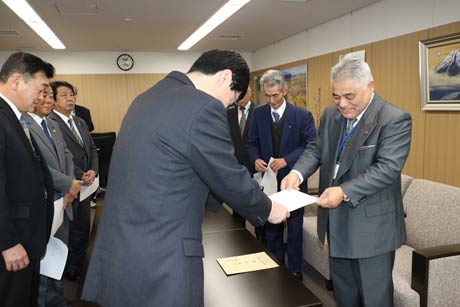 燕市農業委員会が鈴木力燕市長に燕市農業施策に関する意見書を提出