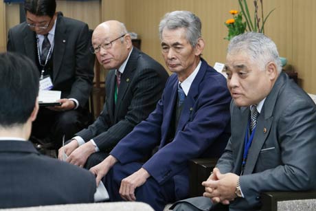 左から燕市農業委員会の長谷川会長、本井会長職務代理、大久保農地部長